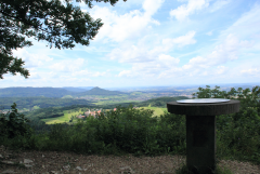 Blick vom Dreifürstenstein nach Westen - im Hintergrund Burg Hohenzollern