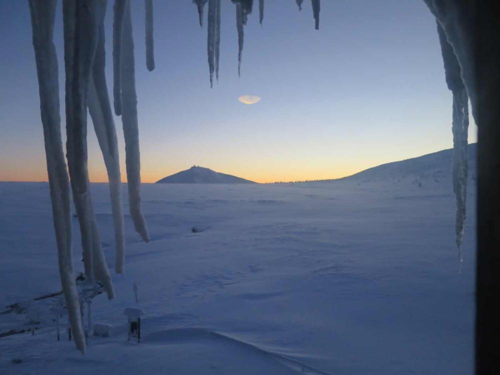 R9.thumb.jpg.dafb4a5717bcbb64f19853656c3