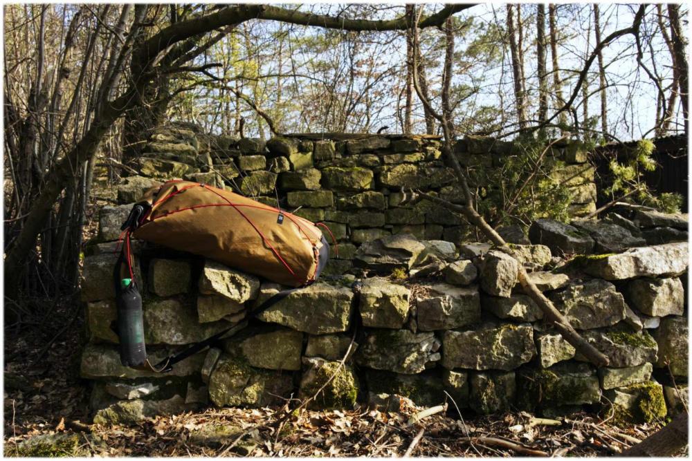 PACKL auf Ruine liegt.jpg